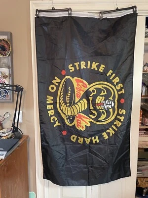 Karate Kid Cobra Kai Bandera 3" x 5" Golpe Primer Golpe Duro Sin Misericordia Un Lado Foto 1 de 3