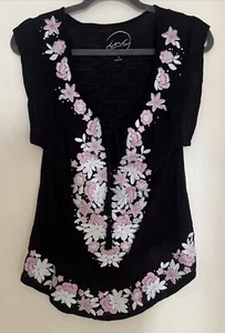 Blusa INC Petite Negra Bordada con Flores Rosas y Blancas Talla Pequeña - Imagen 1 de 6