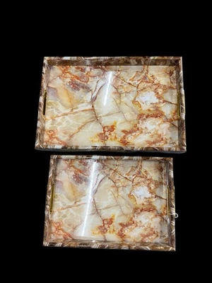 Juego de bandejas para servir de lujo con estampado de mármol con asas doradas - 16”x11” y 13”x9” Foto 1 de 4