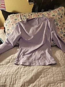 Lavendelfarbenes Langarmshirt Größe M NEU OHNE ETIKETT - Bild 1 von 2