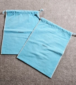 "Dos auténticas bolsas antipolvo antideslustre grandes con cordón de Tiffany & Co. 12"" x 9,5""" - Imagen 1 de 8
