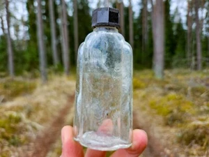 RELIQUIA BOTELLA VIDRIO TRANSPARENTE ACEITE PIEL NIVEA ORIGINAL SEGUNDA GUERRA MUNDIAL de KURLAND - Imagen 1 de 8