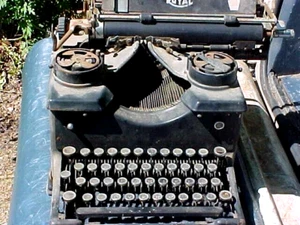 ANTIQUE TYPEWRITER ROYAL 1920s - Picture 1 of 6