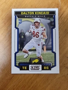Score 2023 - Rookies Score card #338 Dalton Kincaid (RC) Buffalo Bills - Foto 1 di 6