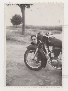 Foto abstracta instantánea inusual para motocicletas de motocicleta para mujer joven bastante atractiva - Imagen 1 de 7