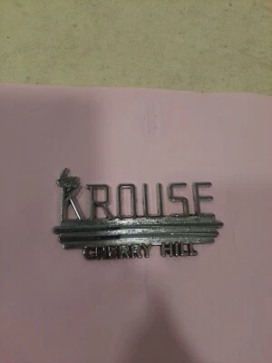 Placa de identificación emblema de concesionario de automóviles KROUSE (OLDSMOBILE) CHERRY HILL (NJ) METAL Logo Foto 1 de 4
