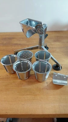 Procesador manual de alimentos Saladmaster. Accesorios de 5 conos.Mango de manivela. Foto 1 de 4