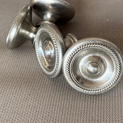 "Juego de 4 perillas de tocador de gabinete de puerta concéntrica con cuentas de color plateado de 2""" Foto 1 de 4