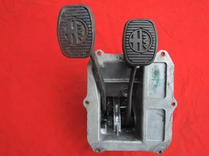 CAJA DE PEDALES ALFA ROMEO Giulietta usada original solo 1365-66024 - Imagen 1 de 15