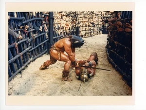 LOS BÁRBAROS Orig. Foto publicitaria de escena de lucha todavía 1987 David y Peter Paul - Imagen 1 de 2