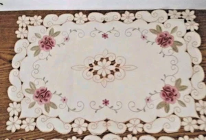 2er Set Stickerei Rosen Tischsets Beige 16x10,5" Neu - Bild 1 von 8