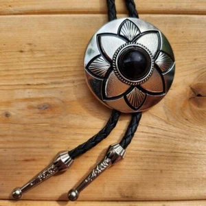 NEU SILBER BLUMEN SCHWARZ RODEO COWBOY BOLOTIE WESTERN BOLO TIE - Bild 1 von 3