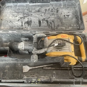 Dewalt D25901 SDS Demolition Hammer 23 lbs. 120Volt With Case - Picture 1 of 6