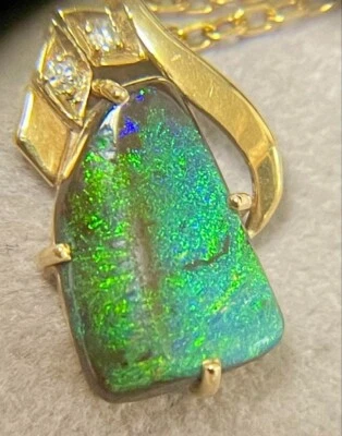 Подвеска из желтого золота 14 карат с валуном опалом и бриллиантами 13x9 мм мотив: 20x12 мм б/у в отличном состоянии Япония - Изображение 1 из 4