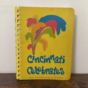 Cincinnati Celebrates Cookbook Junior League of Cincinnati 2nd Printing 1975 - Foto 1 di 19