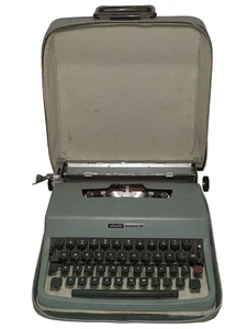 1970s Olivetti Lettera 32 Portable Typewriter—NEW RIBBON—Excellent Working Cond - Picture 1 of 20