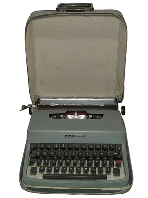 1970s Olivetti Lettera 32 Portable Typewriter—NEW RIBBON—Excellent Working Cond - Image 1 of 4