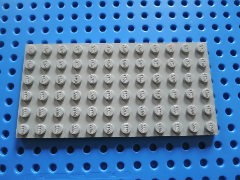Lego 1 x Platte Bauplatte flach 3028  6x12 alt hellgrau A - Bild 1 von 1