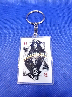 Piratas del Caribe Capitán Barbosa Juego de Cartas Llavero Acrílico Foto 1 de 4