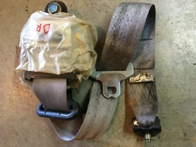 92 93 94 1992-1994 GEO METRO SWIFT 4 PUERTAS CINTURÓN SEGURIDAD TRASERO IZQUIERDO RETRACTOR GRIS Foto 1 de 2