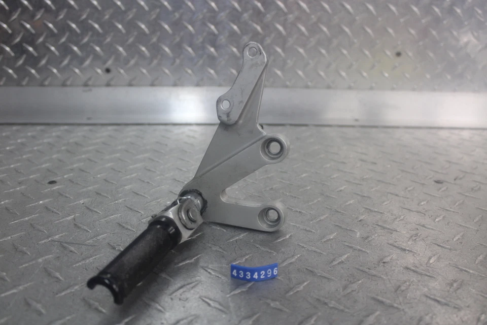 Suzuki GSXR750 2003 reposapiés delantero derecho estribo 43511-35F00 Foto 1 de 4