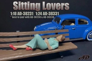 SITTING LOVERS FIGURE II AMERICAN DIORAMA 38231 1/18 scale Accessory - Picture 1 of 5