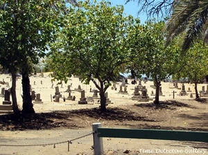 Una vista del cementerio de Puupiha, Lahaina, Maui, Hawaii - Impresión fotográfica en color - Imagen 1 de 1