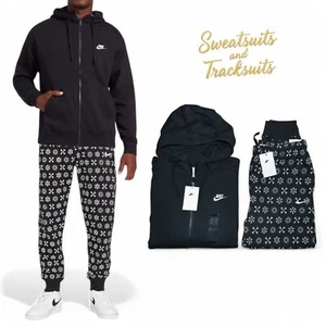 Felpa Nike Club Fleece Uomo Taglia L Monogram 2 pz Tuta Nero/Bianco Nuova con etichette - Foto 1 di 13