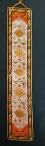 Arazzo verticale vintage da parete fatto a mano punto ago 33,5 x 6,25" tirante campana - Foto 1 di 6