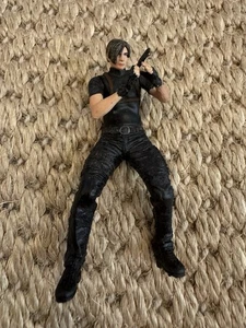 Figura de acción NECA Resident Evil 4 Leon S. Kennedy sin chaqueta - Imagen 1 de 5
