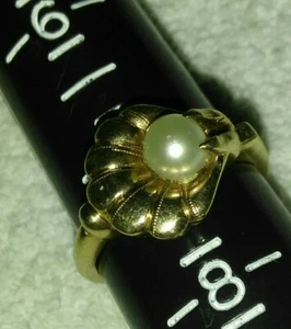 women's 10 Karat Gold Ring clamshell with pearl Size 7.5 vintage - Picture 1 of 3