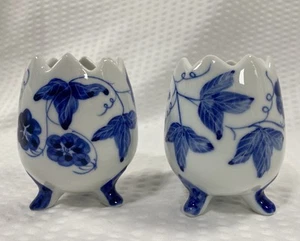 2 passende blau & weiße Porzellan Riss Ei Vase 3 Fuß Vintage Tassen 3,25" T - Bild 1 von 8