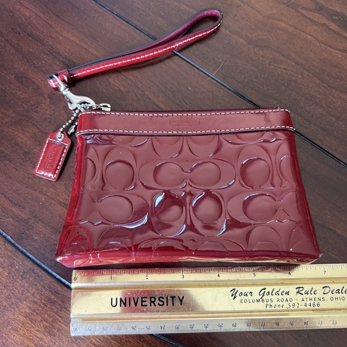 Bracciale Coach Y2K Signature rosso scuro logo in rilievo vernice lucida pelle vegan