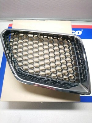 2008-2009 Genuine GM Pontiac G8 passenger side grill grille w/ chrome insert - Image 1 of 2