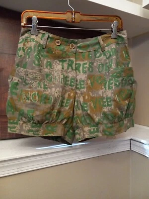 Pantalones cortos plisados estampados verdes Gou Ping S.L para mujer talla grande Foto 1 de 4