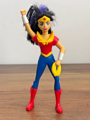 Figura de juguete de McDonald's Wonder Woman DC Comics Girls Super Heroes 2016 Foto 1 de 4