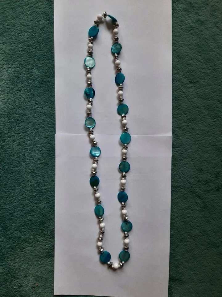 Damen  Halskette mit blau eingefärbtem Perlmutt auf Gummizug, 46cm lang. - Bild 1 von 1