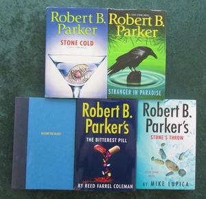 LOT 5 HCDJ ROBERT B. PARKER'S JESSE STONE SERIES: STRANGER IN PARADISE + - Foto 1 di 4