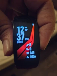 Samsung Gear Fit2 Pro (duże) Czarne aluminiowe etui z czerwonym paskiem sportowym używane-... - Zdjęcie 1 z 7