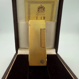 Encendedor Dunhill Rollagas en funcionamiento marca D dorada con caja y papel - Imagen 1 de 9
