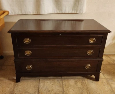 RARE 1949 MAHOGANY FEDERALIST LANE CEDAR FULL SIZE STORAGE BLANKET TRUNK CHEST - Image 1 of 4