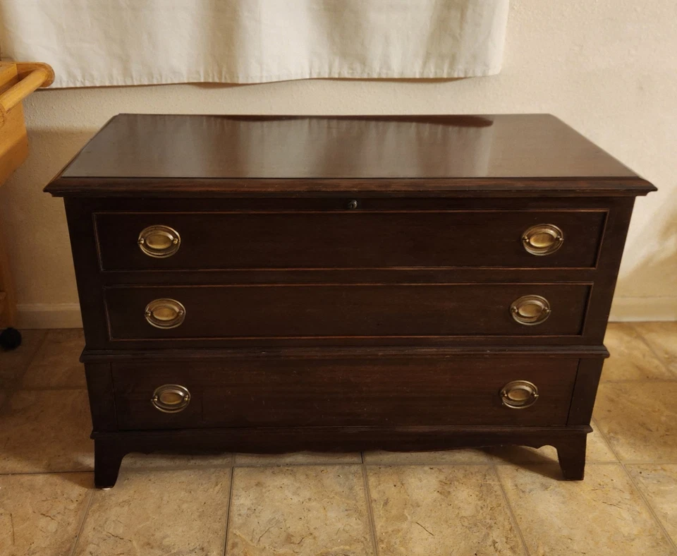 RARE 1949 MAHOGANY FEDERALIST LANE CEDAR FULL SIZE STORAGE BLANKET TRUNK CHEST - Image 1 of 4