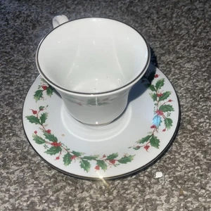 China Pearl Noel Holly & Berries 1 Cup & 1 Saucer Gold Trim (722) - Picture 1 of 3