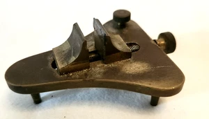 Antiker Uhrmacherschraubstock & Stativständer aus Messing & Stahl auf Beinen - Bild 1 von 11