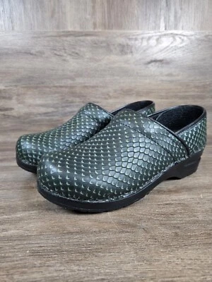 Zuecos profesionales Sanita Comfort verde estampado de serpiente zapatos sin cordones talla 39 EE. UU. 8,5 Foto 1 de 4