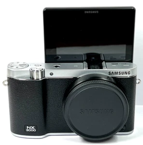 **77 Auslösungen** Samsung NX NX3000 20.3MP Digitalkamera - Schwarz (Nur Gehäuse) - Bild 1 von 13