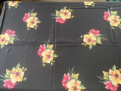 Amapolas de tela Shamash florales sobre algodón negro 4 yardas y 10" Foto 1 de 4