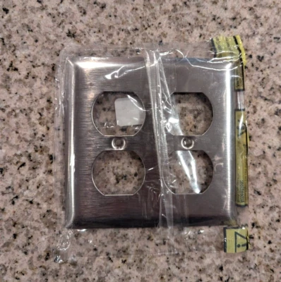 Placa dúplex Pass & Seymour SS82 430 de acero inoxidable de 2 velocidades Foto 1 de 4