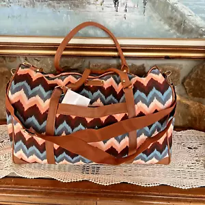 Nuova borsa da viaggio Adrienne Vittadini multicolore borsone weekend Chevron - Foto 1 di 11