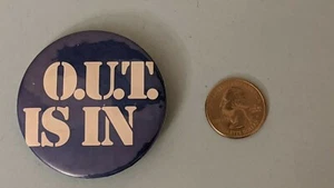 Vintage O.U.T. is In LBGT ? Pin Anstecker Pinback Button blau älter - Bild 1 von 7
